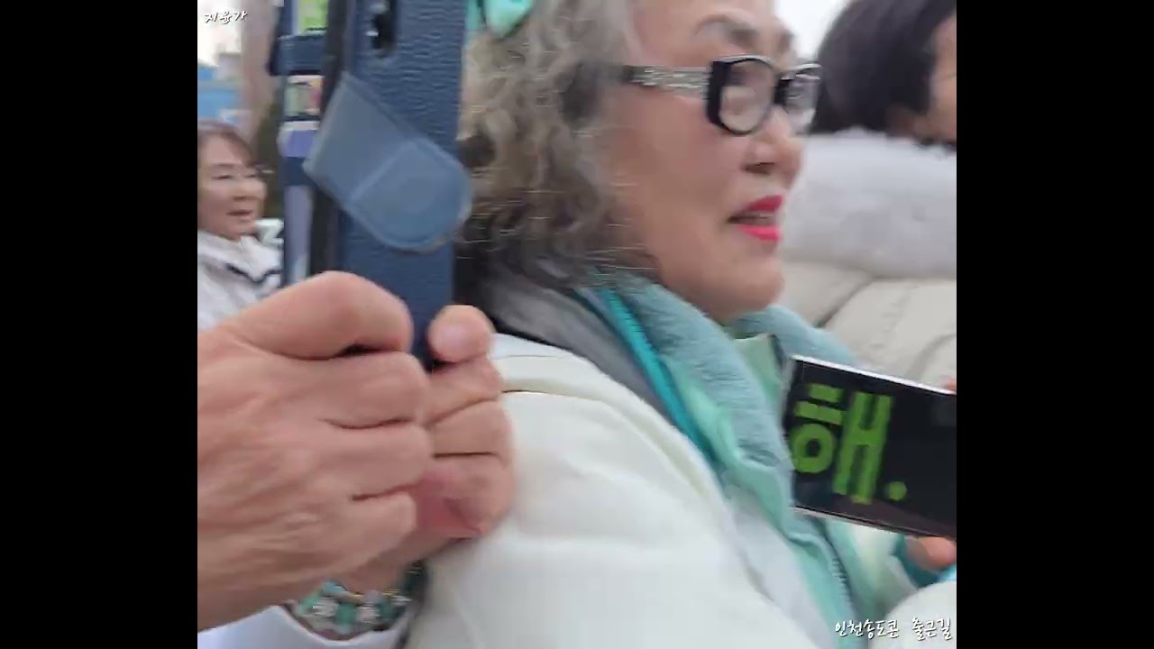 25.12.28.전국투어  콘서트  인천송도컨벤시아  출근길 현수막  스처     걸어서  4홀앞  민트님집결쪽   닦아와 환영인사