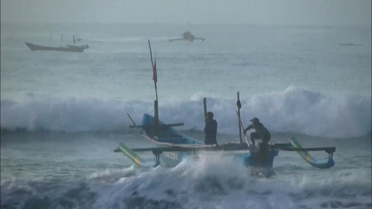 Perahu nelayan ketengah laut ombak pantai rancecet ujung kulon 