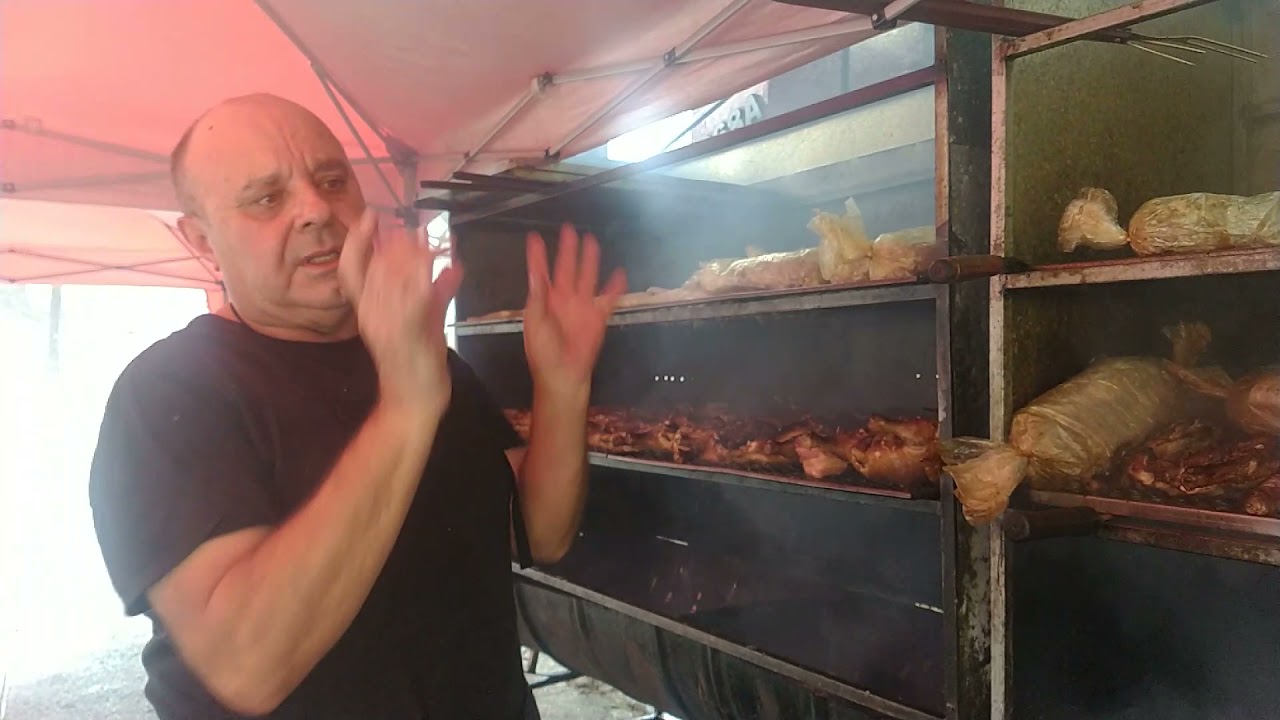 Frango assado na brasa. Frango atropelado)