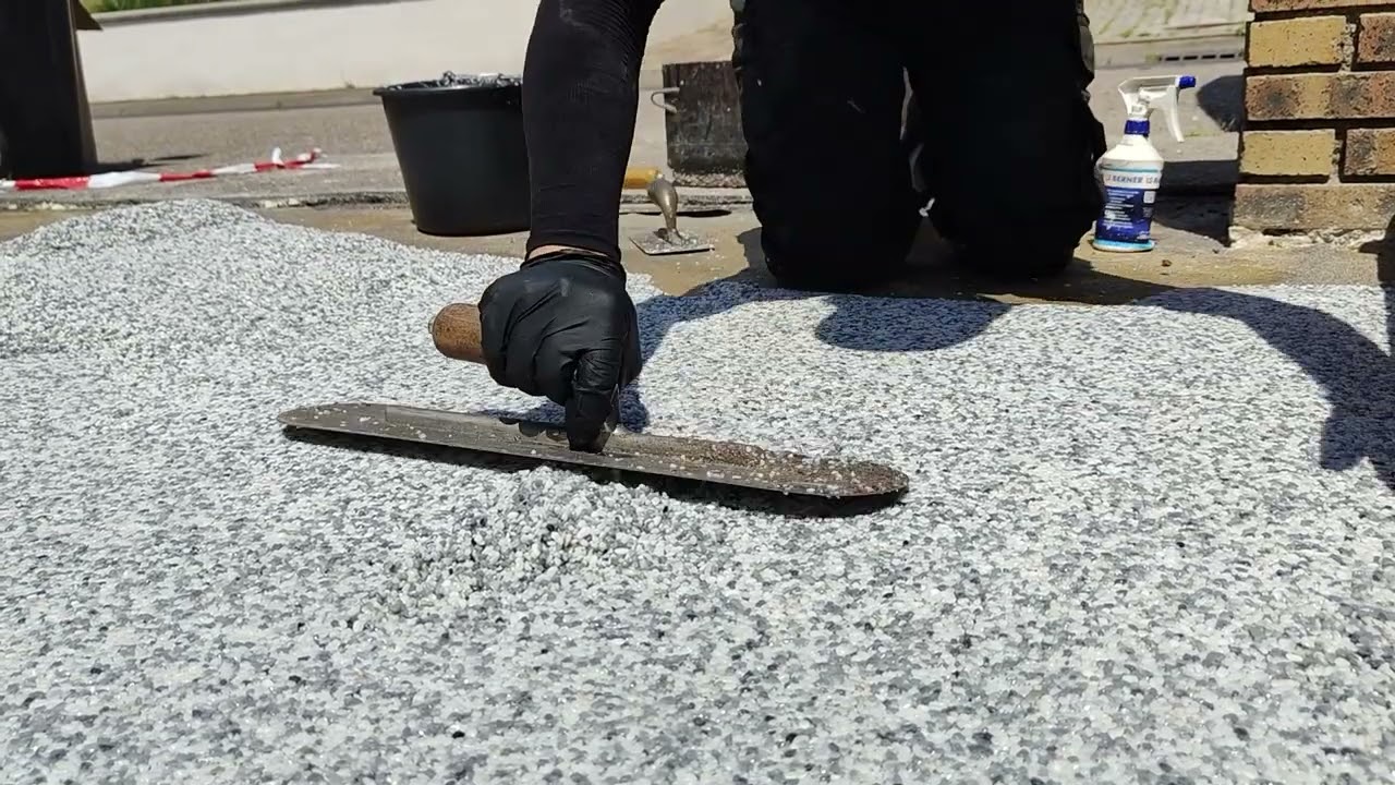 Pose moquette de pierre HOME RESINE sur allée de garage