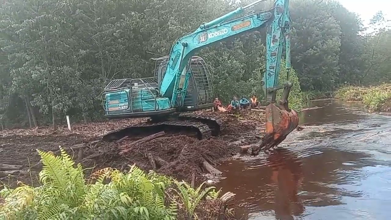 COBELCO DAN HITACHI MENYEBRANGI KANAL