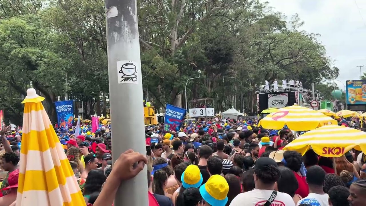 Léo Santana - varias danadinhas no contatinho do pai no carnaval de  São Paulo 2026