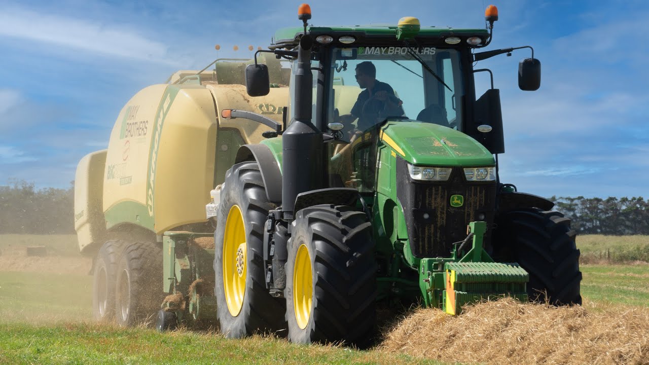 John Deere 7290R Baling Grass Straw
