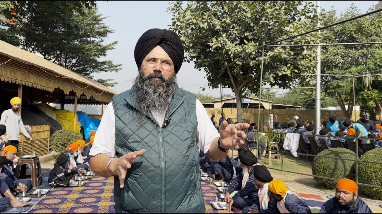 ਸੁਪਨਿਆਂ ਦੇ ਘਰ ਵਿਚਲੇ ਵਿਹੜੇ 'ਚ ਬੈਠ ਕੇ ਲੰਗਰ ਛੱਕ ਰਿਹਾ ਸਾਰਾ ਪਰਿਵਾਰ...