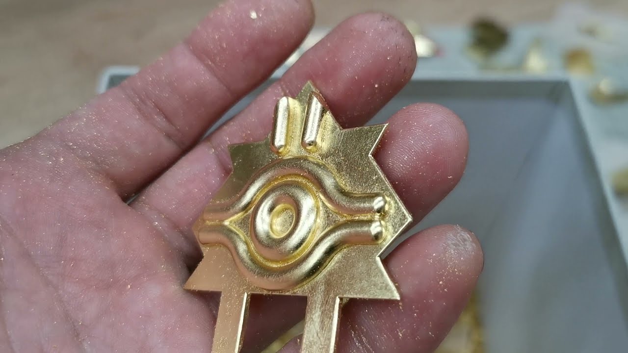 金箔職人が千年パズルに純金箔押ししていく動画。A gold leaf craftsman stamping gold leaf on a millennium puzzle.