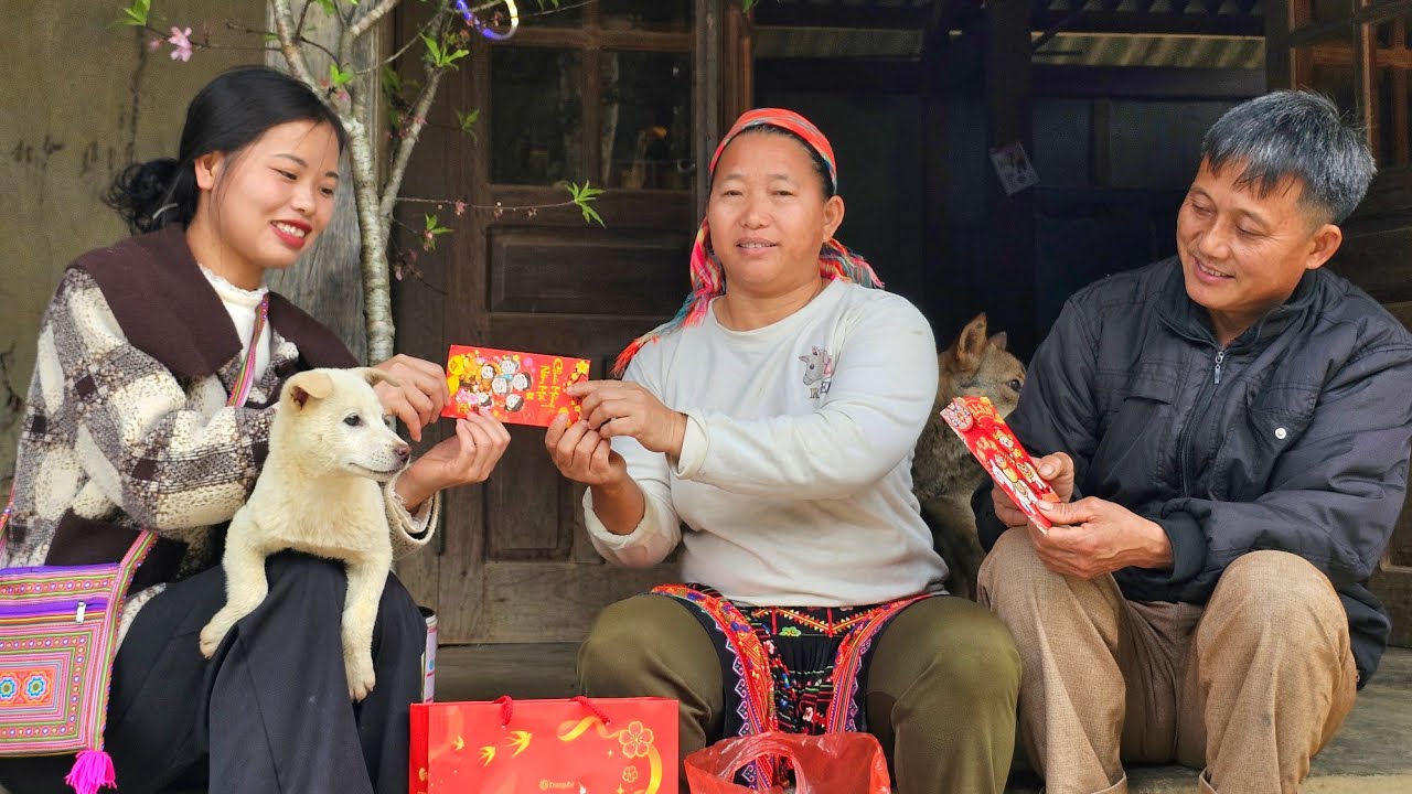 Триу Дунг и Гау проводят знаменательный день со своим дядей и тетей в традиционный праздник Тет