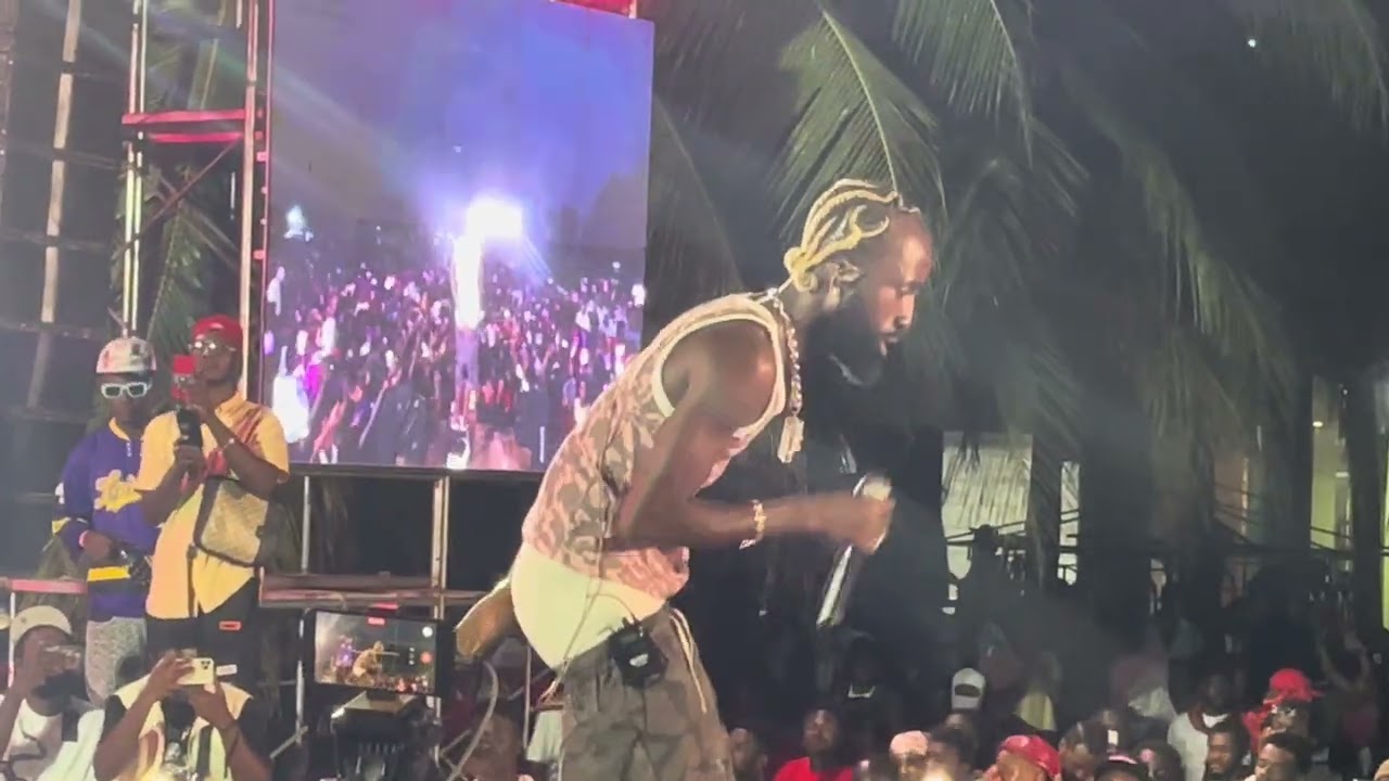 Oseikrom sikani second performance inside his concert at Kumasi 