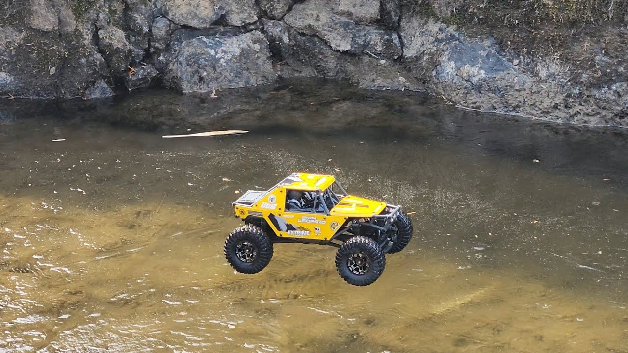UCX2405 ROCK CRAWLING