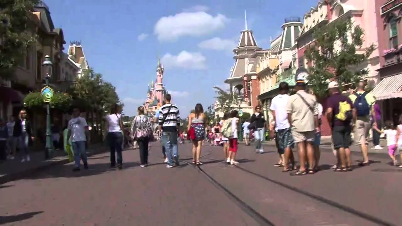 Disneyland Paris HD - A walk down Main Street USA