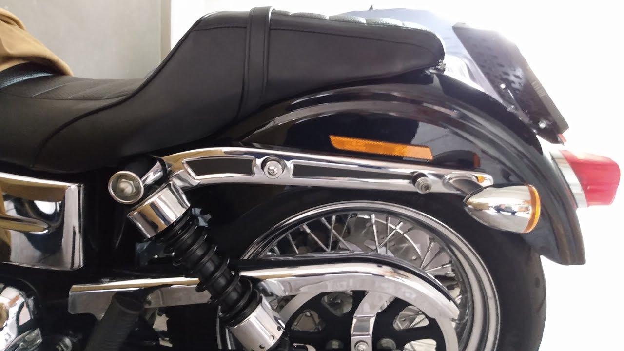 Indo colocar placa nova na Harley- Davidson Dyna Low Rider .