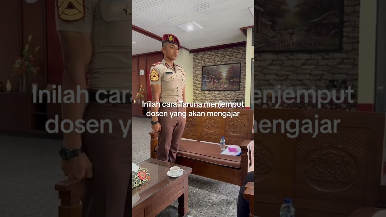 Taruna akpol menjemput dosen