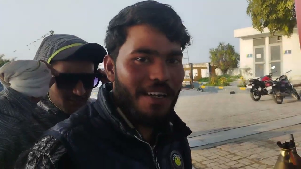 Rasta ma ak friend mil gya fir hm kuch khana chla gya