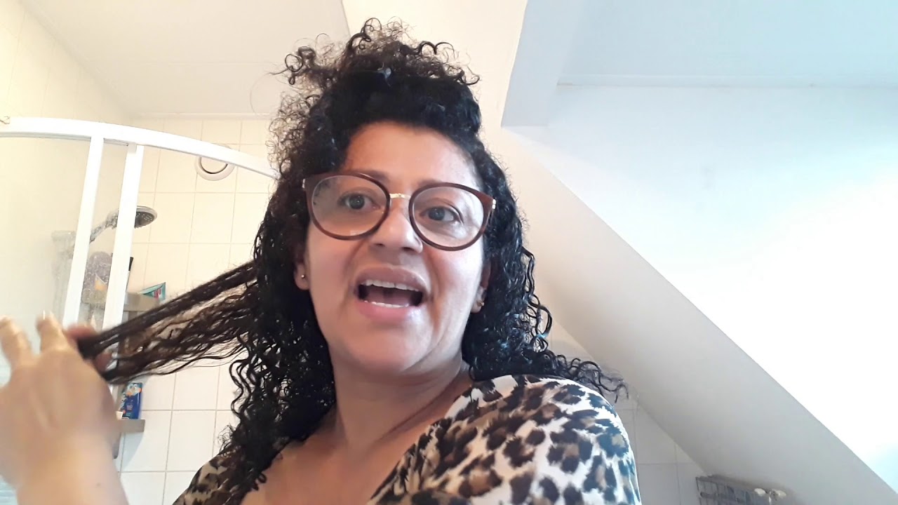 Hidratação com óleo  de alecrim ant-frizz/Estimula o crescimento e fortalece.