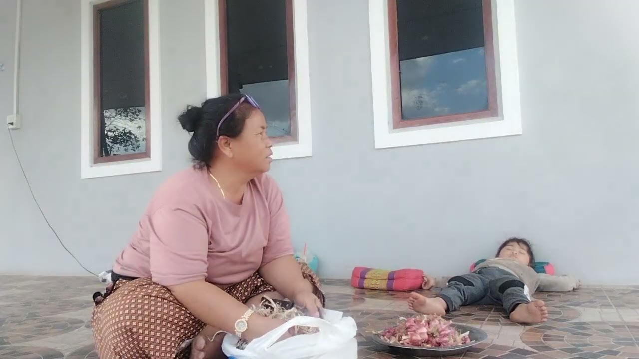 แม่จีดเฝ้าบ้านเอาหลานหลับหมดว่างๆเอาหอมบัวมาขัดเอาหัวไว้จ้า