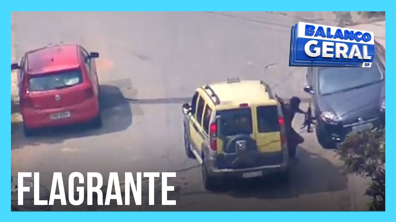 Helicóptero da RECORD flagra homem armado com fuzil no Rio de Janeiro