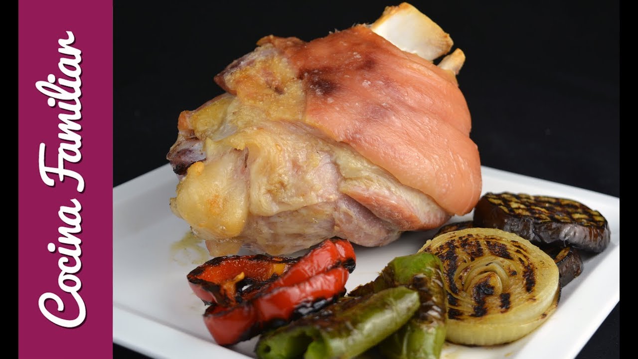 Codillo de cerdo asado con verduras a la plancha | Recetas caseras de Javier Romero paso a paso