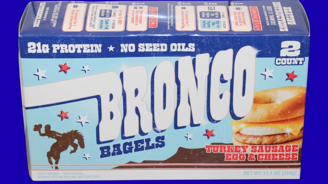 Обзор булочек Bronco Bagels: колбаса из индейки, яйцо и сыр.