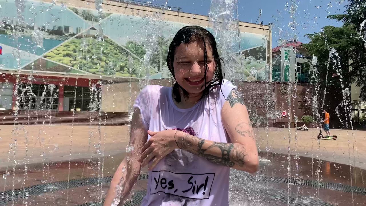 Calmness of Victoria when passing the fountain in a T-shirt!