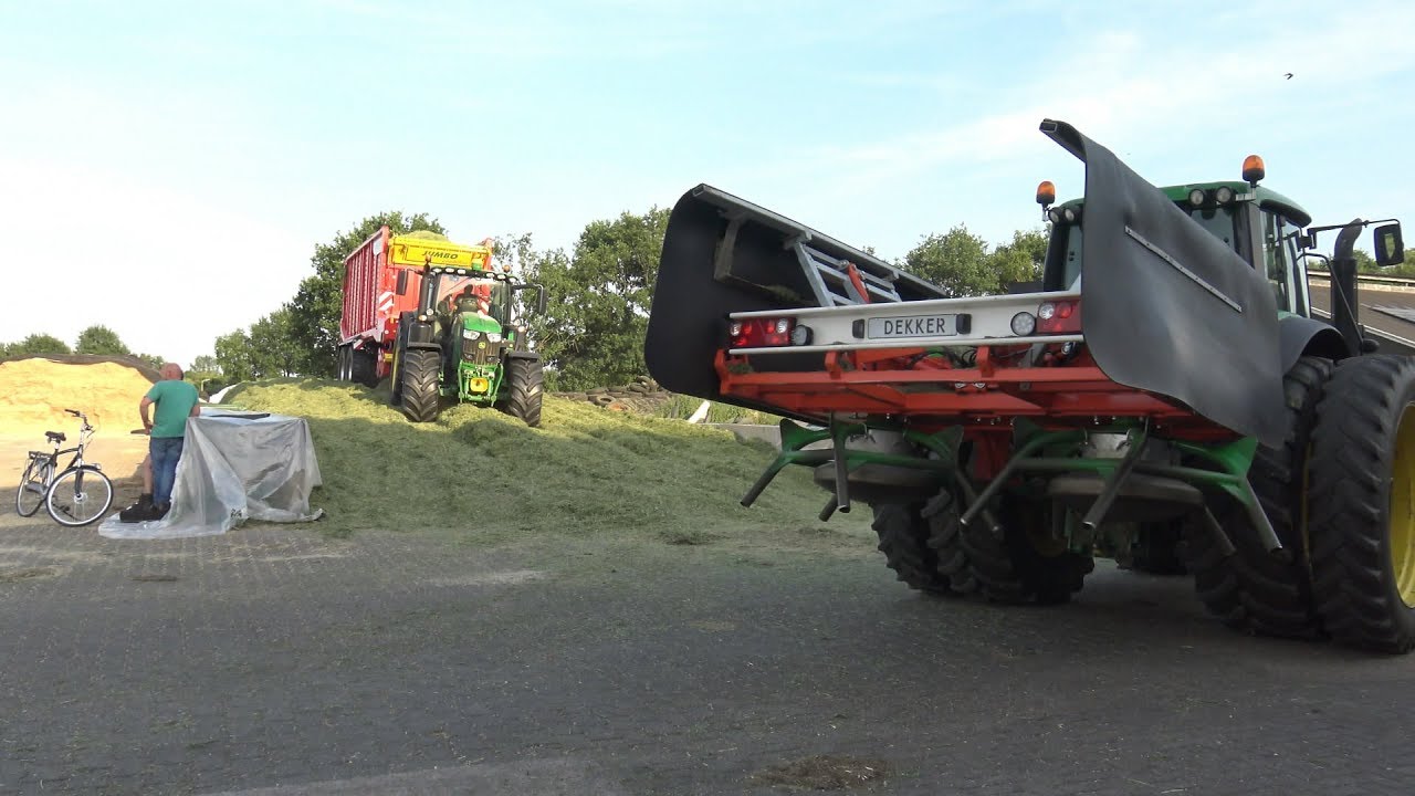 Gras hakselen en inkuilen door loonbedrijf Dekker met 4 John Deeres (2017)