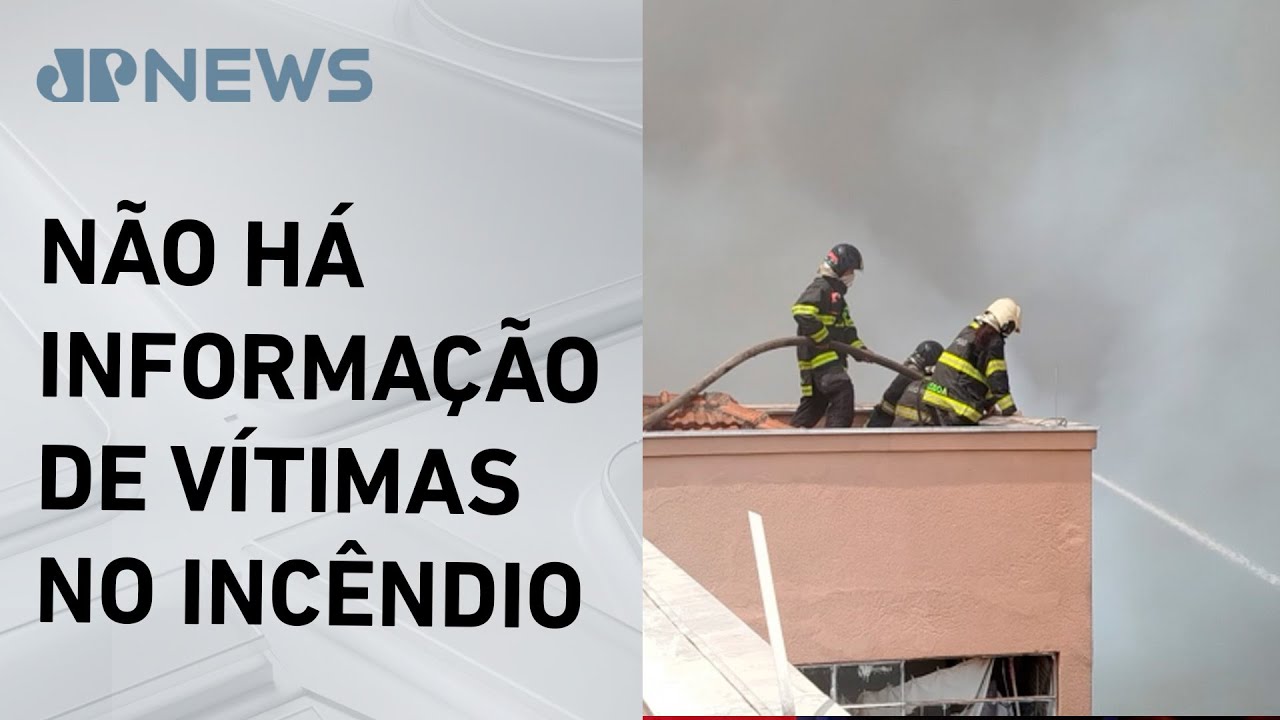 Bombeiros estudam quebrar paredes de shopping no Brás para que fogo não se espalhe