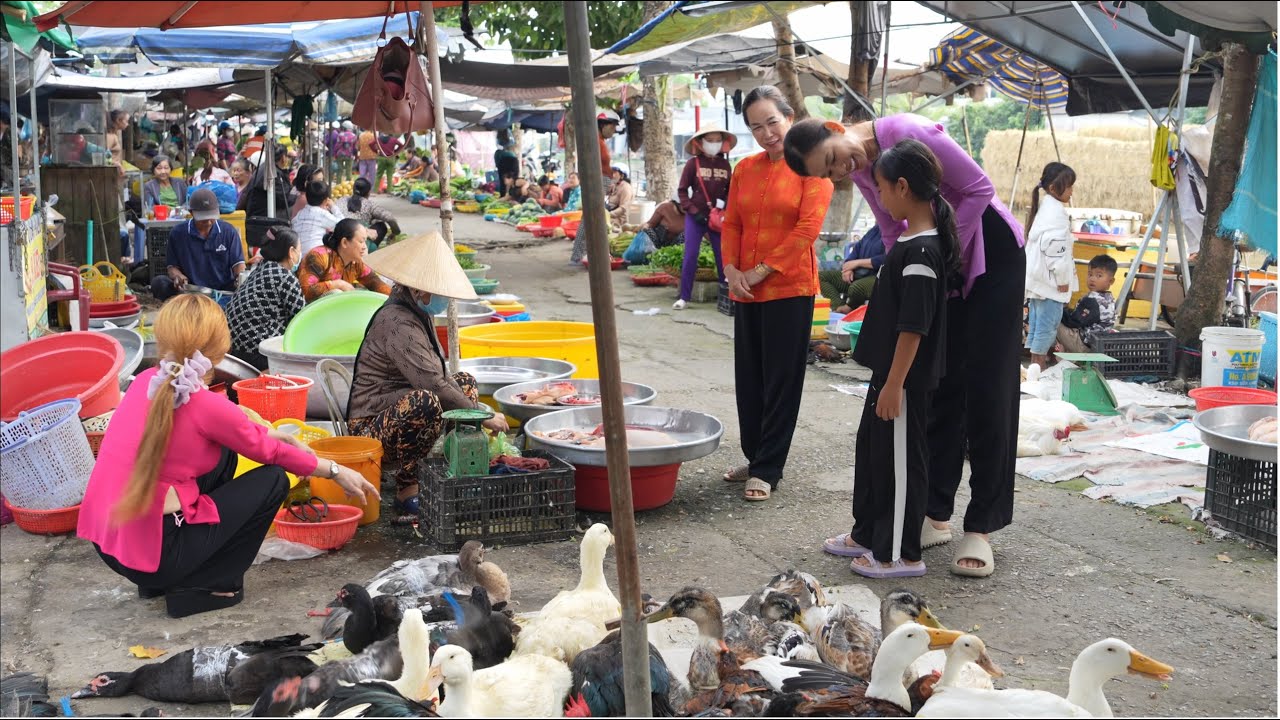 1810 / Bé Trâm được người anh ở Mỹ tặng xe đạp đi học