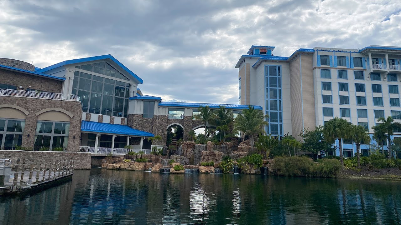 Sapphire Falls Resort Review! Eating at Drhum Club Kantine