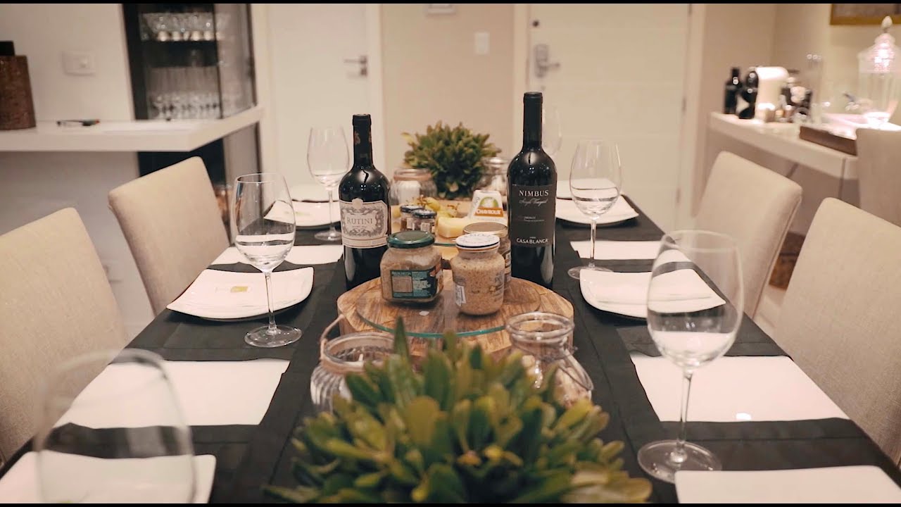 Saiba como montar uma mesa posta de queijos e vinhos - por Iza Armelin