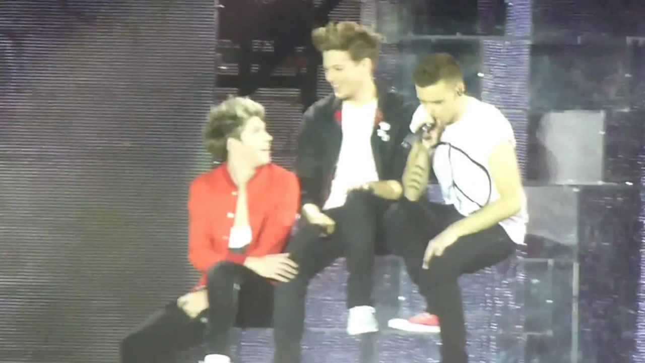 One Direction sing about Louis' knee (More than this)