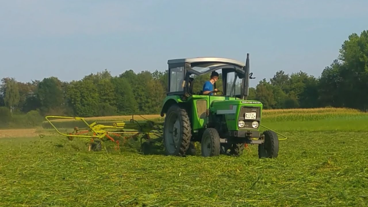 Deutz D4507 mit Heuwender Claas Volto 540H
