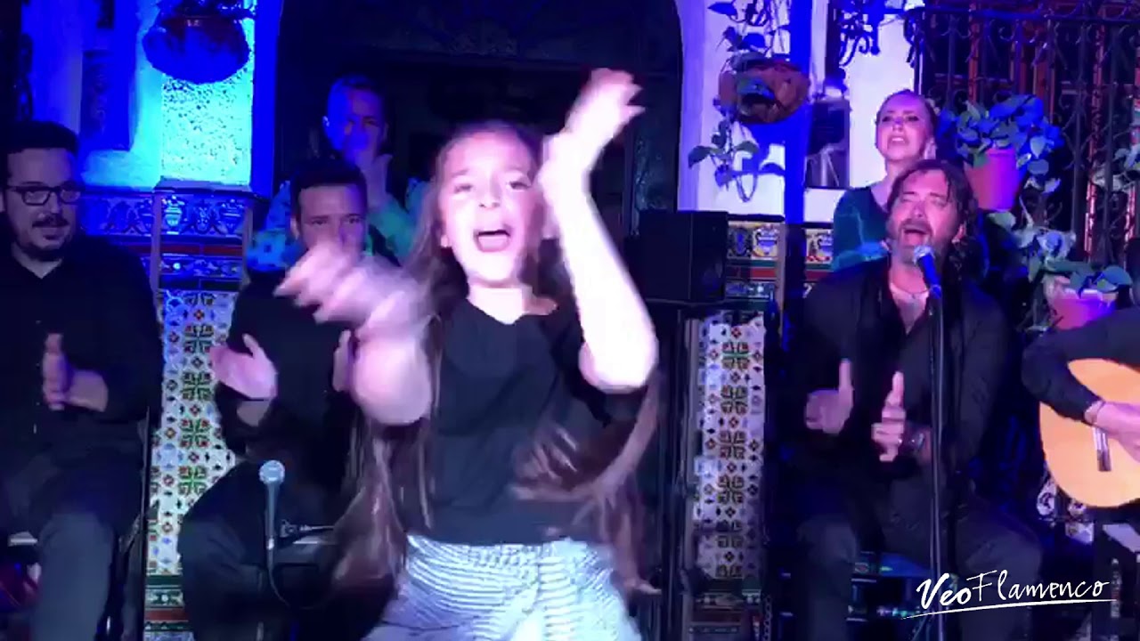 Daniela Muñoz de 9 años de edad bailando en la Venta de Vargas
