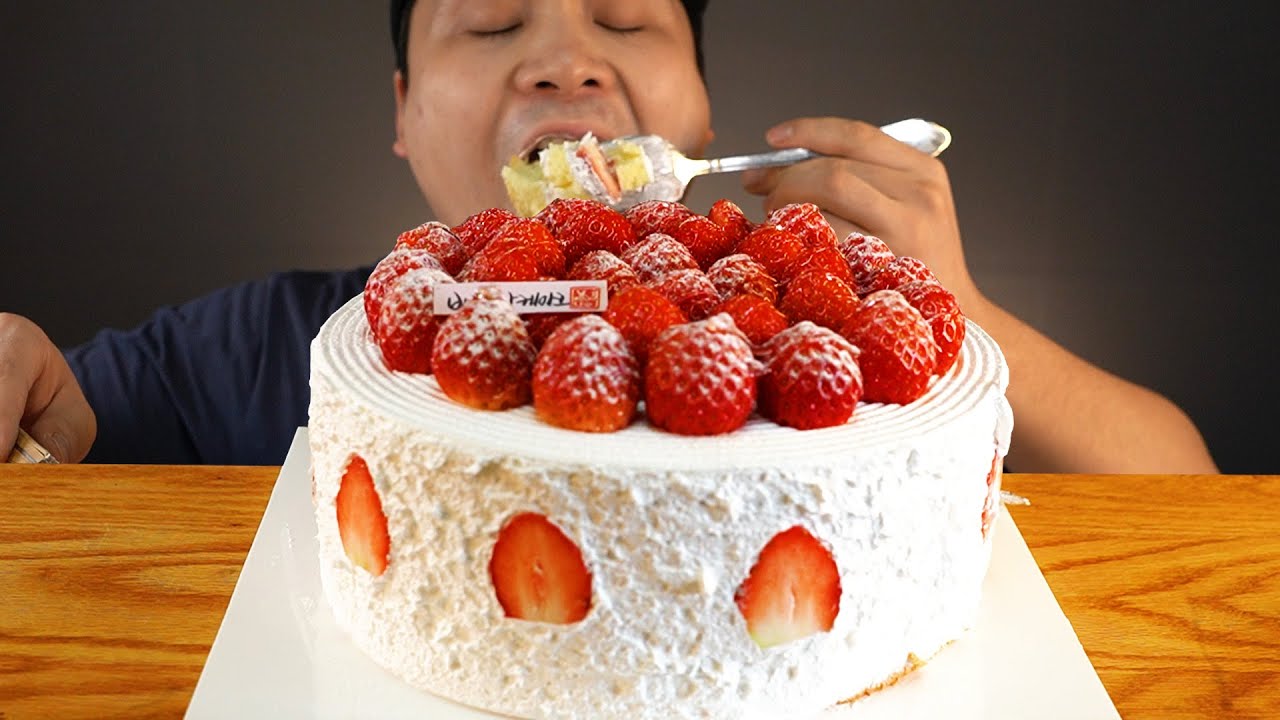 2020년 마지막 영상! 딸기가 가득 올라간 케이크 먹방~!! 리얼사운드 ASMR social eating Mukbang(Eating Show)