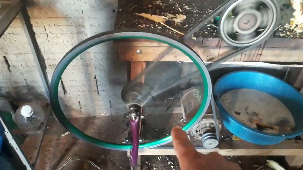 Engenho de moer cana adaptado com motor potente veja o resultado