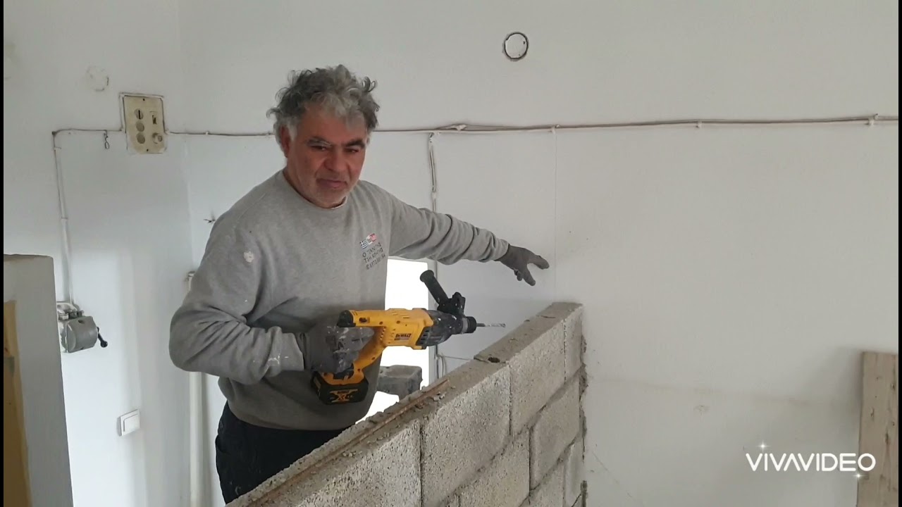 χτίσιμο τοιχου από μπλοκια τούβλα. Building a brick wall.