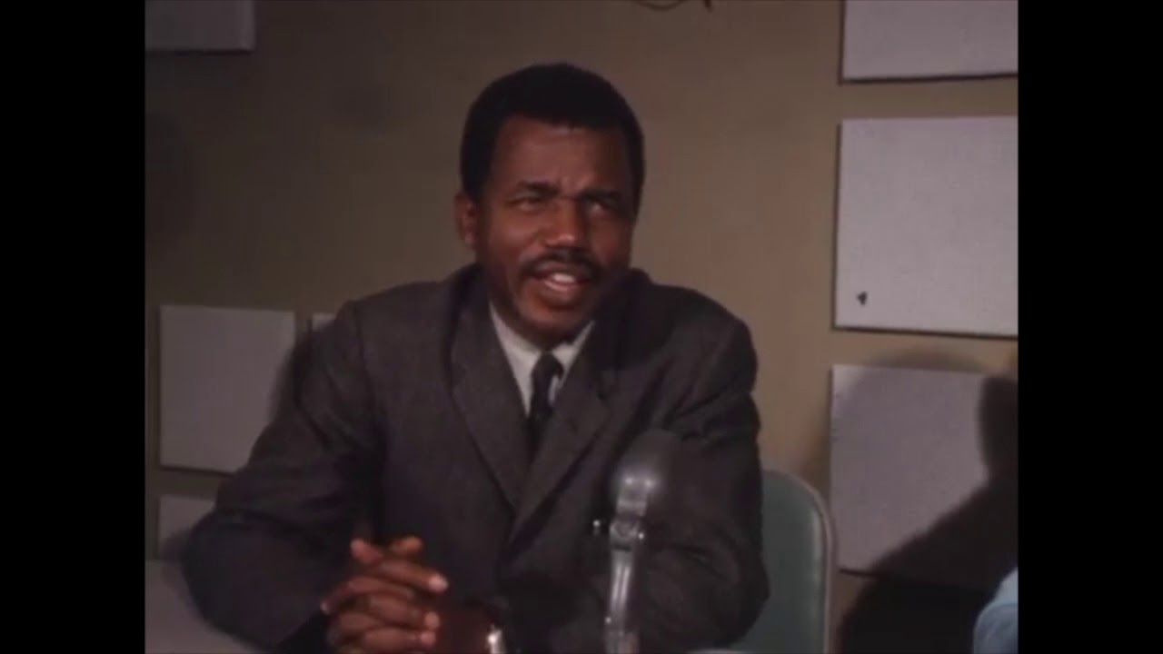 Dorcas Speer Interviews Author Chinau Achebe (WOI News Clip 451)