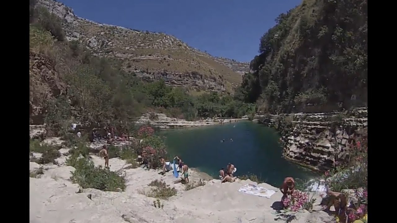 Discesa ai laghetti di Cavagrande del Cassibile (Siracusa) percorrendo la Scala Cruci.