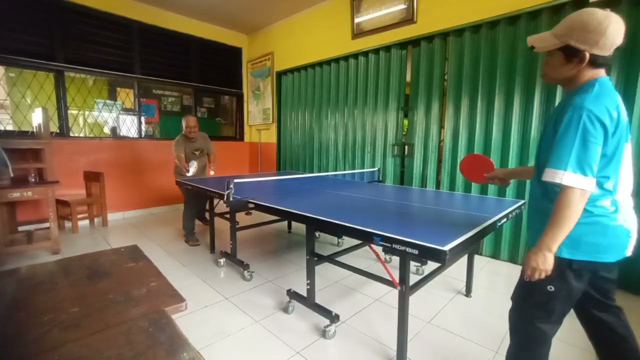 Ustadz Jamil dan pak Zaki latihan pingpong 
