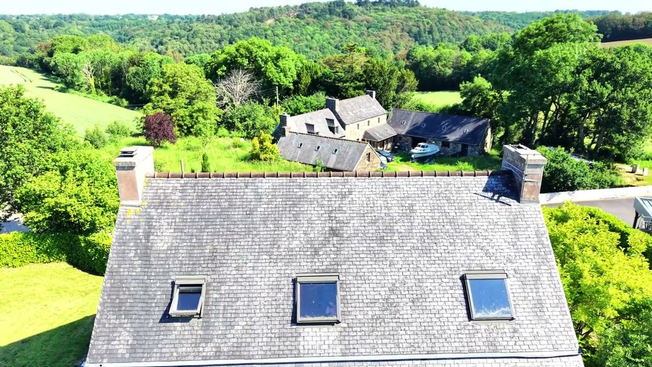 Vid&eacute;o a&eacute;rienne de l'environnement de cette maison en vente &agrave; Plougonven (5 mn de Morlaix)