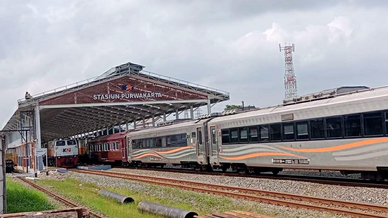 PAPASAN PERTEMUAN KERETA API PARAHYANGAN PANDALUNGAN & KERETA HARINA DI STASIUN PURWAKARTA‼️