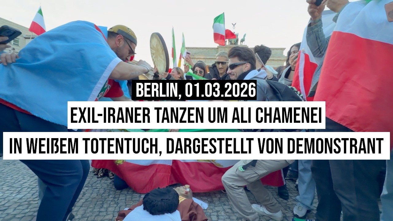 01.03.2026 Berlin Exil-Iraner tanzen um Ali Chamenei in wei&szlig;em Totentuch dargestellt von Demonstrant
