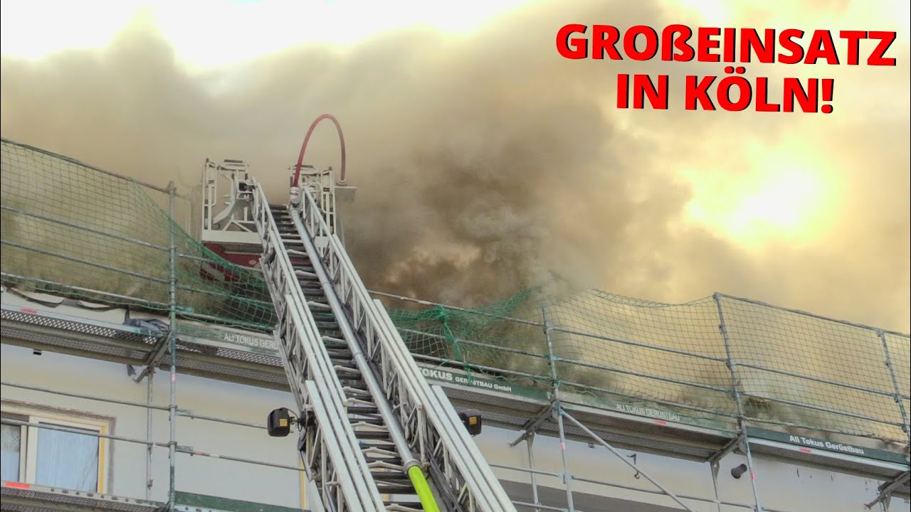 [MASSIVER DACHSTUHLBRAND] - Mehrstündiger Großeinsatz der Feuerwehr Köln | Starke Rauchentwicklung -