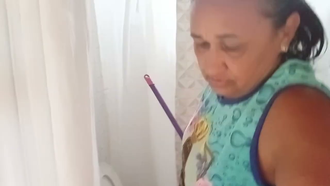 O vídeo de hoje Lavando o banheiro meu dia a dia 