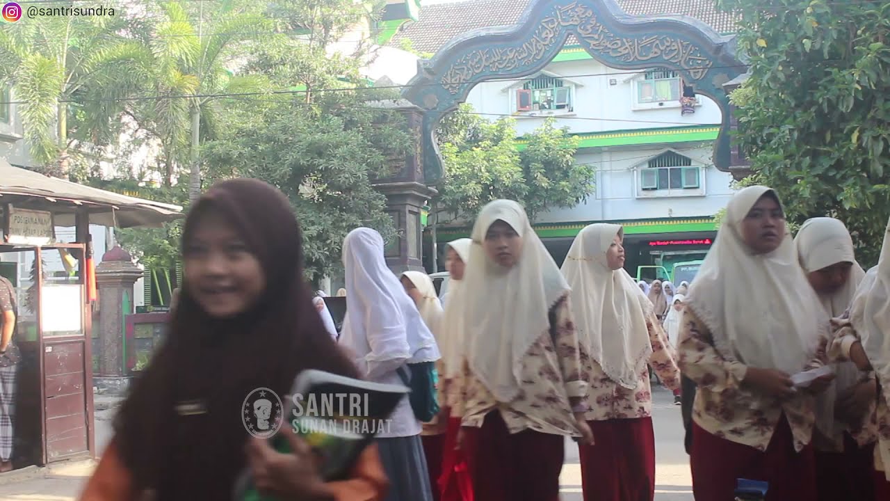 PAGI HARI | MENGINTIP SANTRI PUTRI PONDOK PESANTREN SUNAN DRAJAT BERANGKAT SEKOLAH