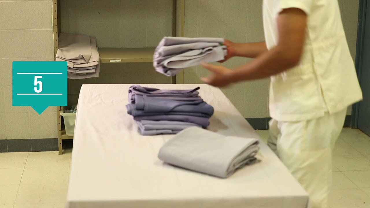 Doblado de ropa quirúrgica y armado y ensamblado de bultos de cirugía general, recién nacido y parto