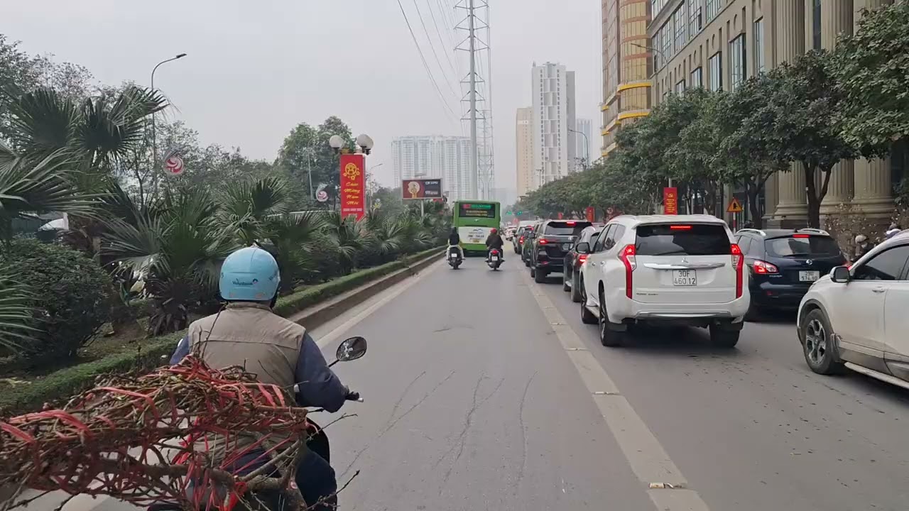 XE BUÝT NHANH BRT01 ĐI TRÊN ĐƯỜNG TỐ HỮU 