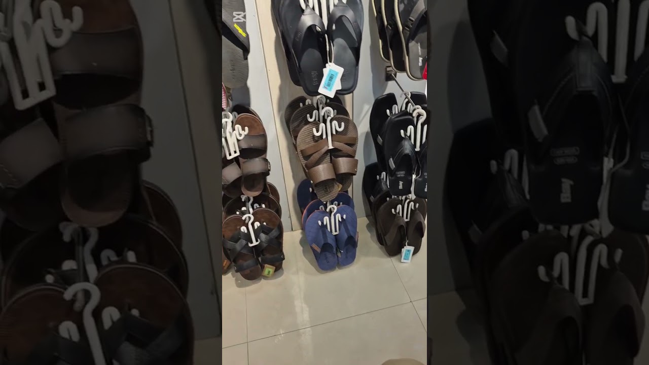 আজ মার্কেটে গিয়েছিলাম জুতা কিনতে 