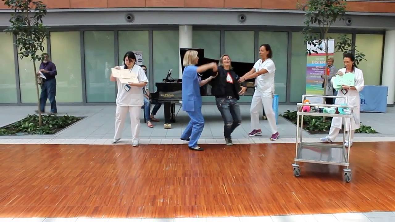 Massaggio cardiaco al ritmo di Stayin' Alive dei Bee Gees