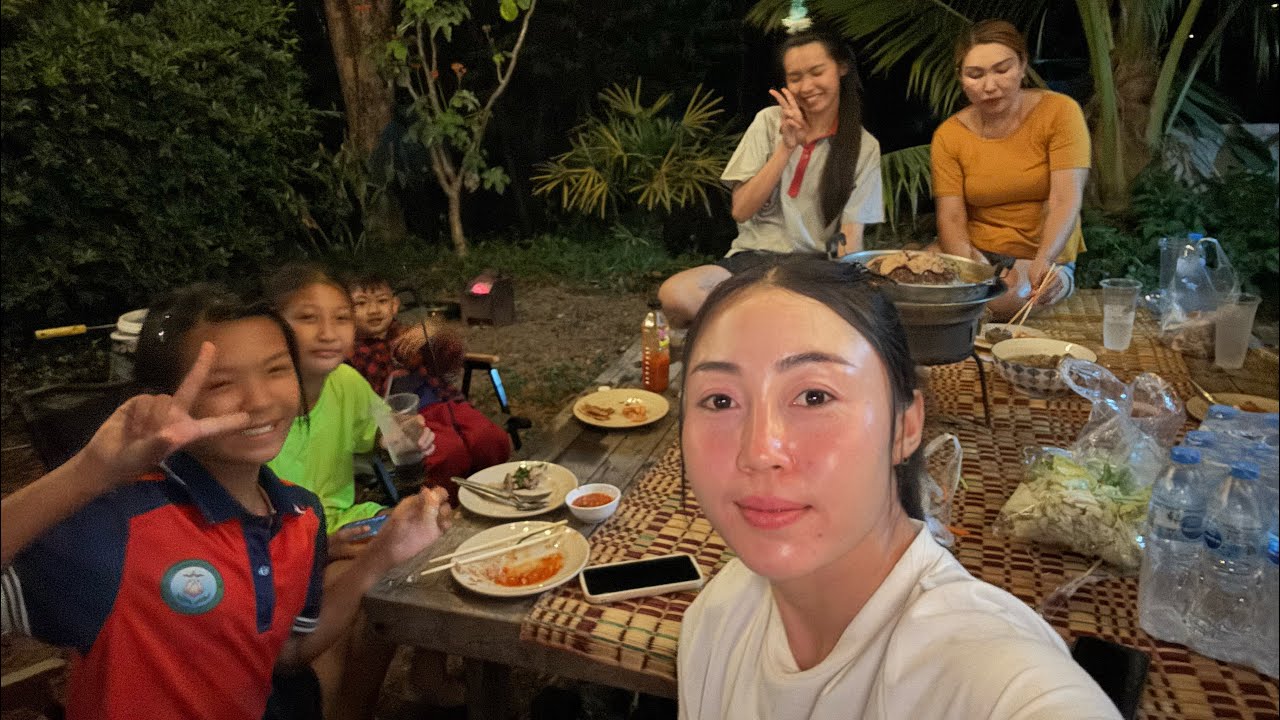 บรรยากาศเย็นๆแบบนี้ พาเด็กๆกินหมูกระทะ ￼ บรรยากาศบ้านสวนสาวลาว🇱🇦 บ่าวไทย🇹🇭 #เขยลาวสะใภ้ไทย 