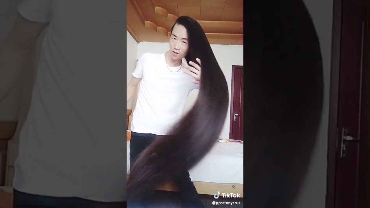 Een jongen met heel lang haar