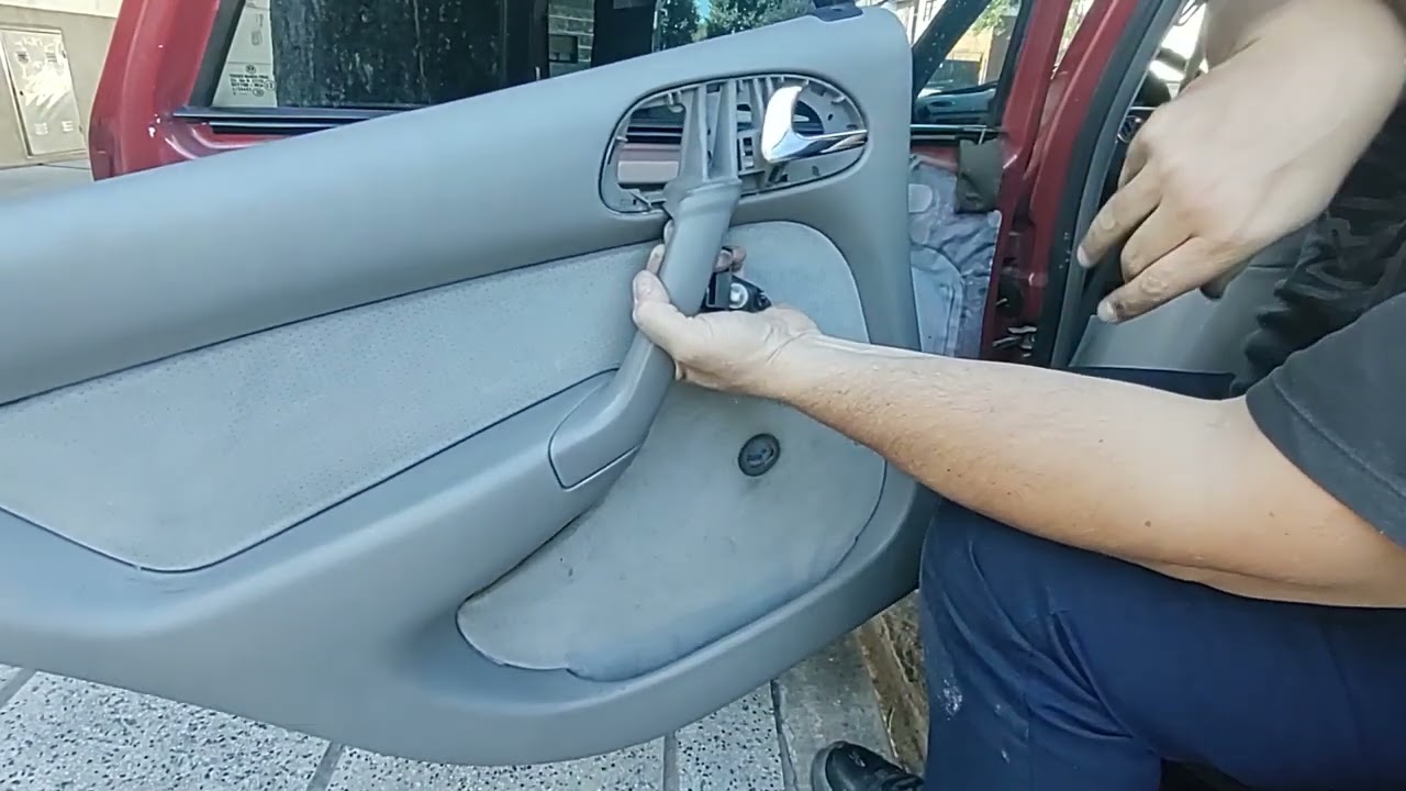 Parte 02   Retirando los paneles de puerta delantero y trasero - Volkswagen Gol Country G3