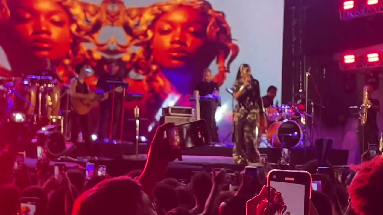 Abertura +Música Fé. Show da Cantora Iza, Niterói. Caminho Niemeyer. 